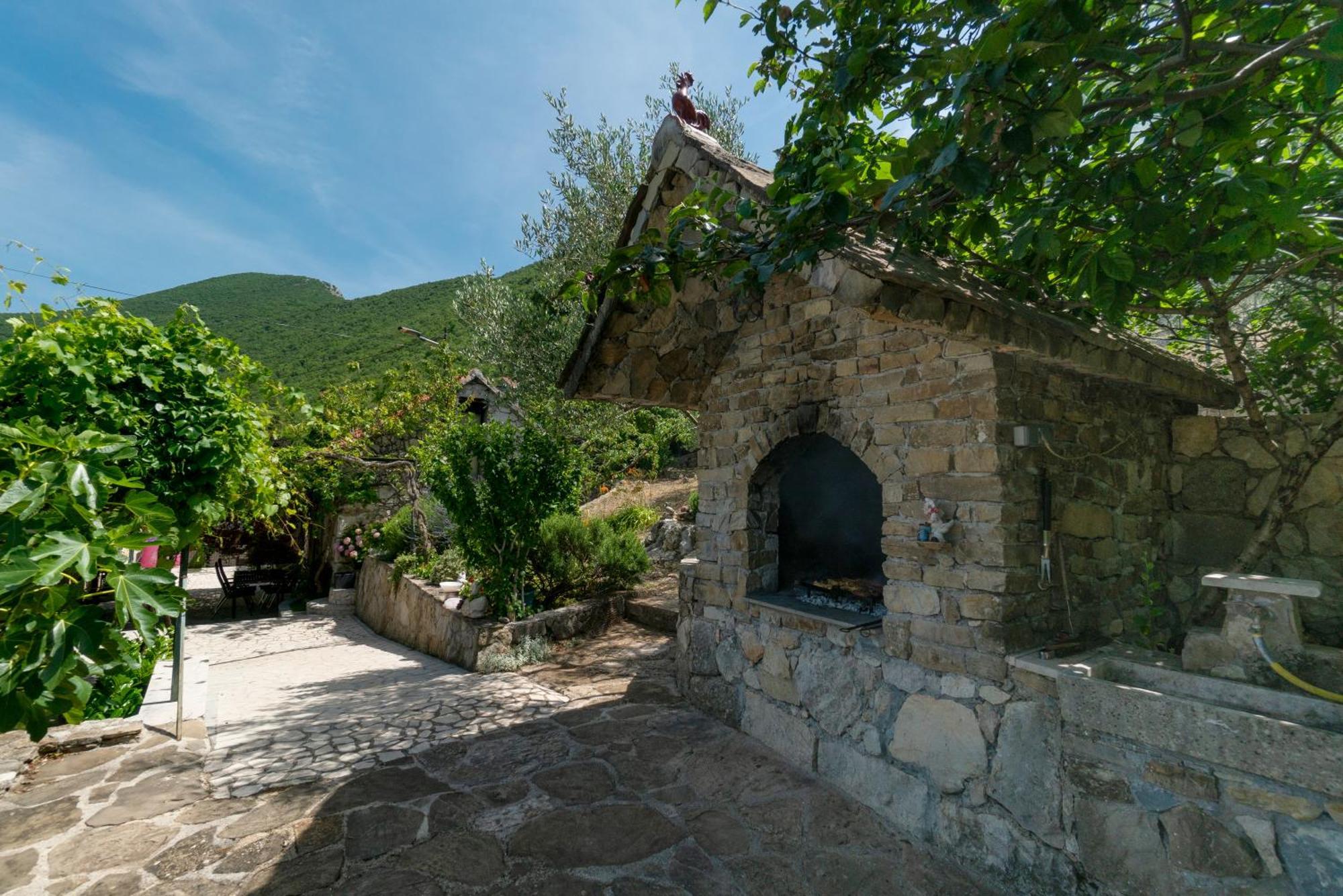 Apartments Srdanovic Omiš Exteriör bild